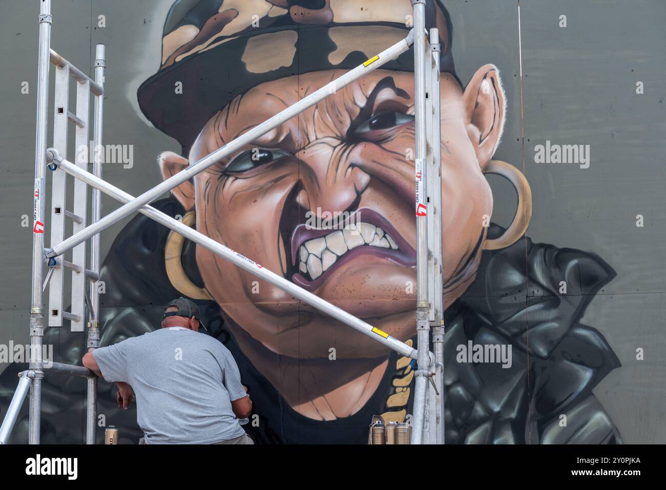 Southend City Jam 2024 Street graffiti art événement se déroulant à Southend on Sea, Essex, Royaume-Uni. Caricature de style rappeur en colère peinte Banque D'Images