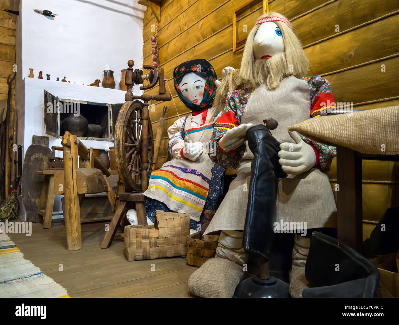 Kimry, Russie - 22 août 2023 : un fragment de l'intérieur de l'une des salles du centre de créativité artistique (salle d'exposition), Kimry, Tver regio Banque D'Images