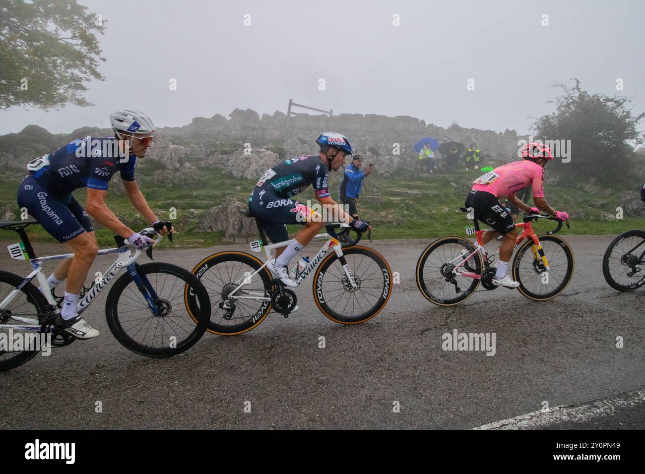 Lagos de Covadonga, Espagne. 3 septembre 2024 - Richard Carapaz (Education First), Primoz Roglic (Red Bull Bora), David Gaudu (FDJ). Vuelta Ciclista a España 2024. Crédit : Javier Fernández Santiago / Alamy Live News Banque D'Images