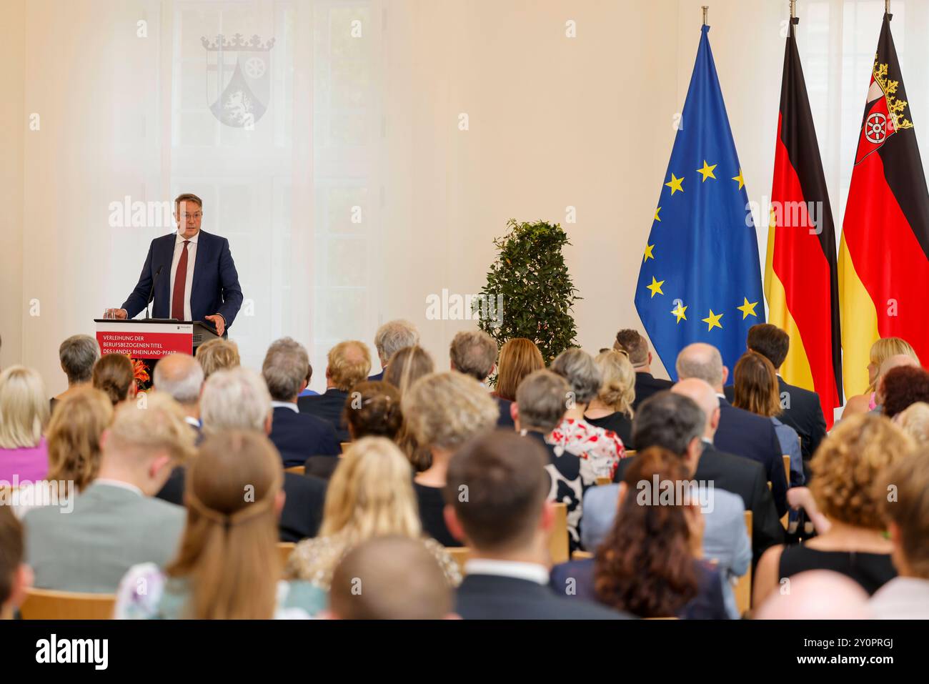 Der rheinland-Pfälzische Ministerpräsident Alexander Schweitzer am Rednerpult vor Fahnen in der Staatskanzlei Rheinland-Pfalz. Rede anlässlich der verleihung berufsbezogener Titel des Landes. 03.09.24 *** le ministre de Rhénanie-Palatinat le président Alexander Schweitzer au pupitre devant les drapeaux de la Chancellerie d'Etat de Rhénanie-Palatinat discours à l'occasion de l'attribution des titres professionnels de l'Etat 03 09 24 Banque D'Images