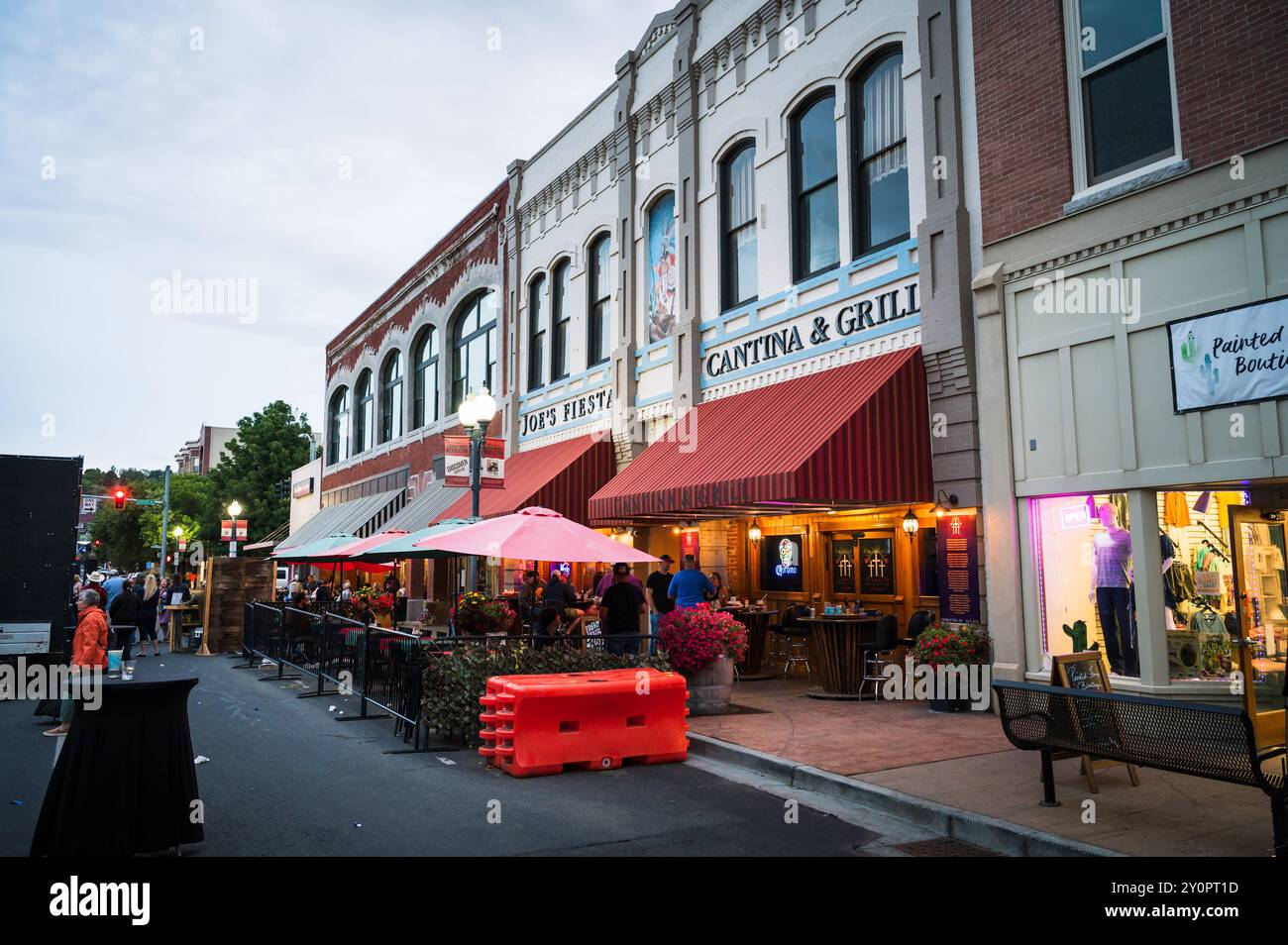 Un festival de rue en soirée dans la rue principale de Pendleton OR, USA un samedi soir pendant l'été. Banque D'Images