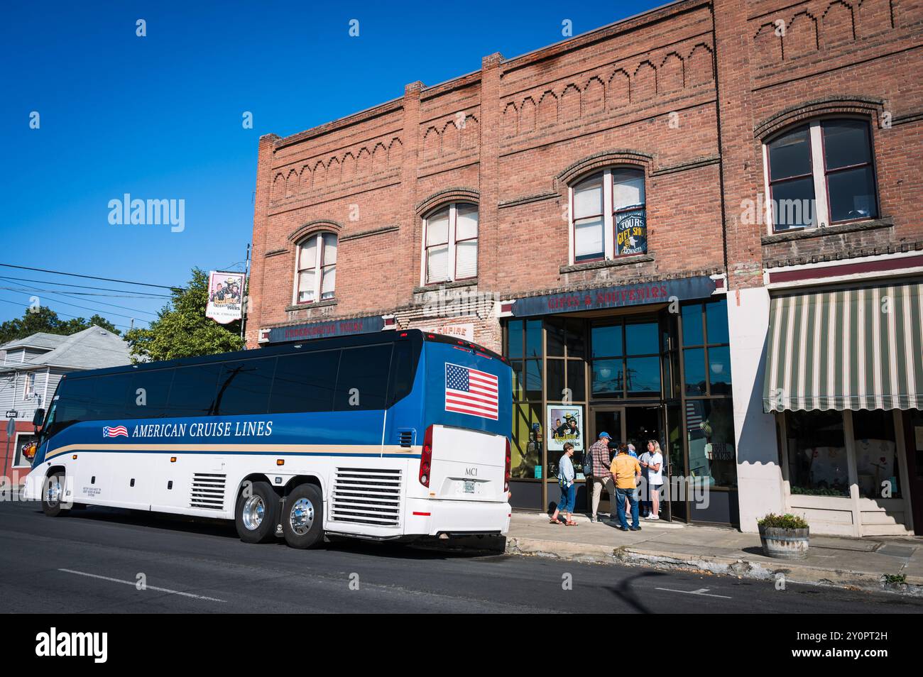 Les touristes arrivent en bus à la visite souterraine de Pendleton Chinatown. Pendleton OREGON, États-Unis. Banque D'Images