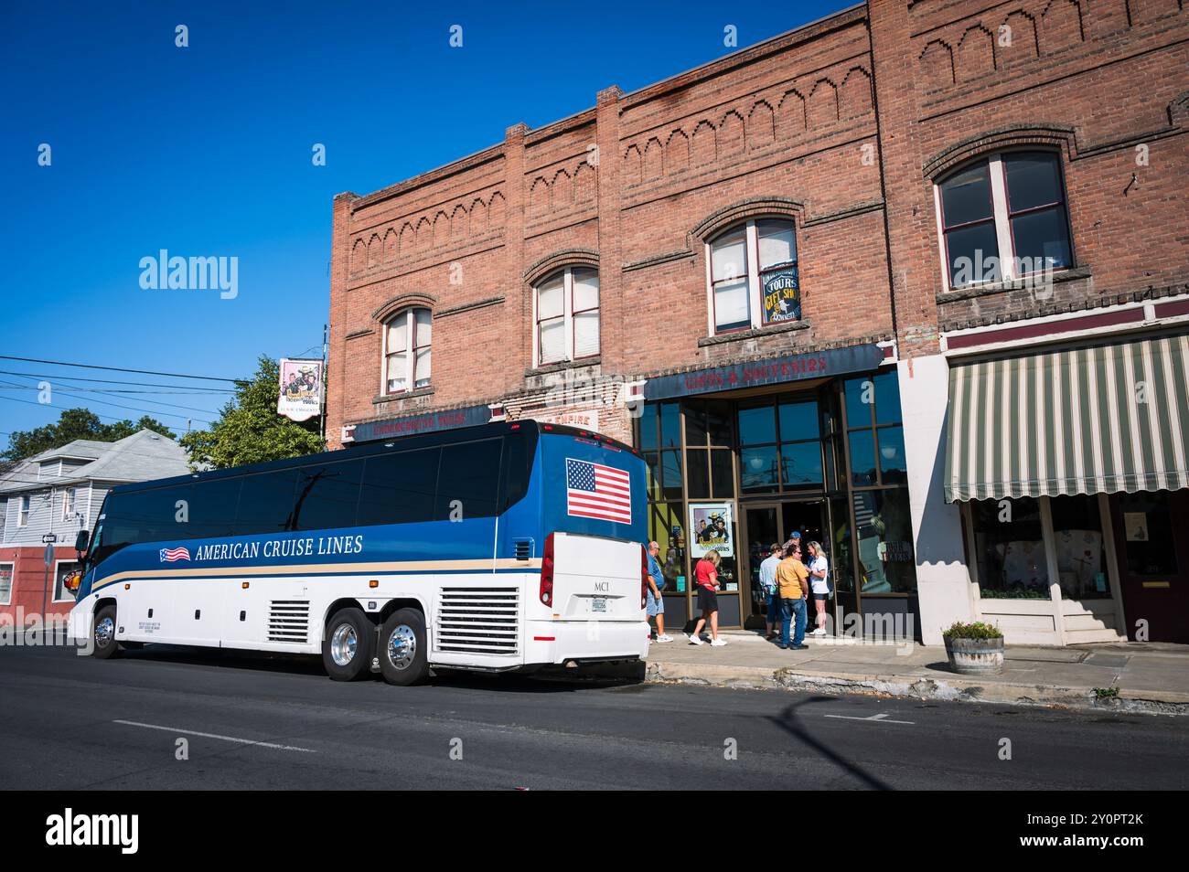 Les touristes arrivent en bus à la visite souterraine de Pendleton Chinatown. Pendleton OREGON, États-Unis. Banque D'Images