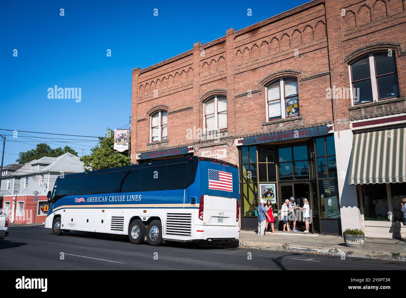 Les touristes arrivent en bus à la visite souterraine de Pendleton Chinatown. Pendleton OREGON, États-Unis. Banque D'Images