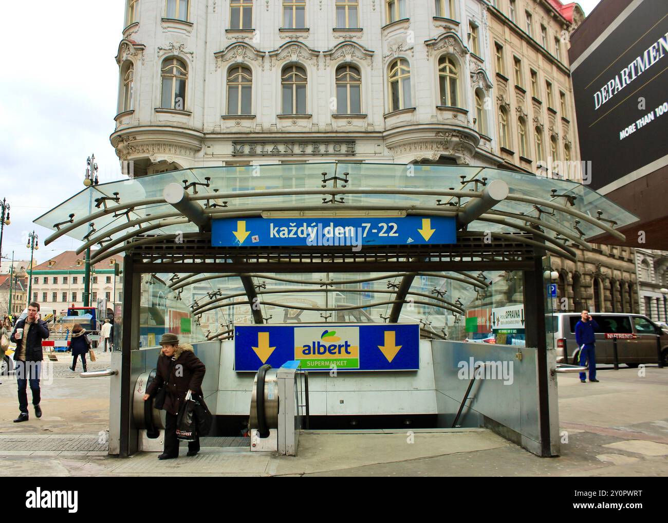 Prague, République tchèque - janvier 28 2016 : entrée de métro moderne dans le centre historique européen avec escaliers mécaniques et signalisation Banque D'Images