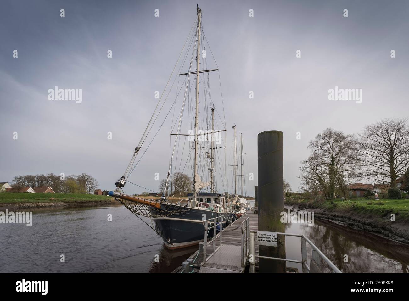 photo d'un voilier sur un quai dans une petite rivière Banque D'Images