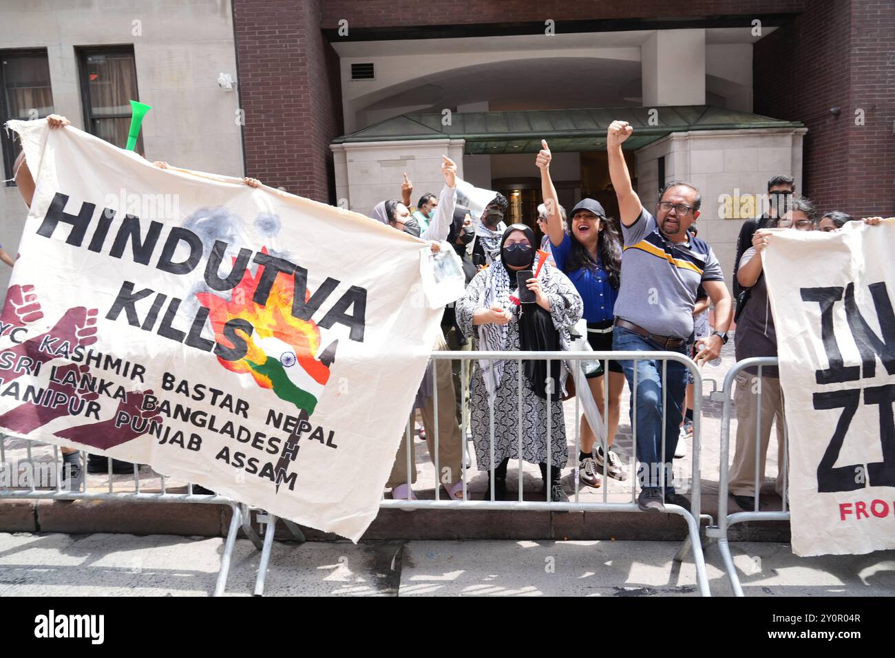 India Day Parade, parrainé par la FIA, Fédération des associations indiennes, sur Madison Avenue à New York. Les gens manifestent contre Hind anti-musulman Banque D'Images