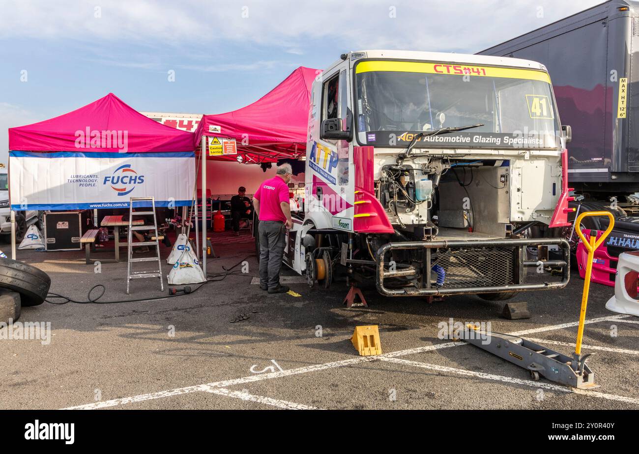 Le camion Iveco CTS#41 Racing de Simon Cole dans le garage du paddock lors de l'événement Snetterton British Truck Racing 2023, Norfolk, Royaume-Uni. Banque D'Images