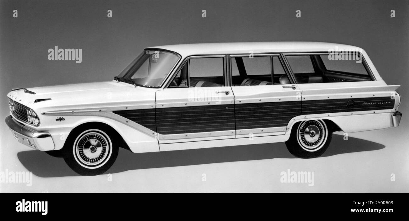 13 septembre 1963 : Dearborn, Michigan : le style Ford Thunderbird établit de nouvelles normes d'élégance, de performance et de qualité pour 1963. Les quatre nouveaux modèles Thunderbird haut de gamme Fairlane Squire combine un style distinctif avec des centaines de raffinements techniques qui en ont fait les voitures de la plus haute qualité jamais produites par les divisions Ford. Les exigences de maintenance du Thunderbird 1963 sont considérablement réduites. Les améliorations techniques et les techniques de production améliorées ont éliminé la nécessité d'inspecter les 1 000 miles et augmenté considérablement avec des intervalles de lubrification du châssis t Banque D'Images