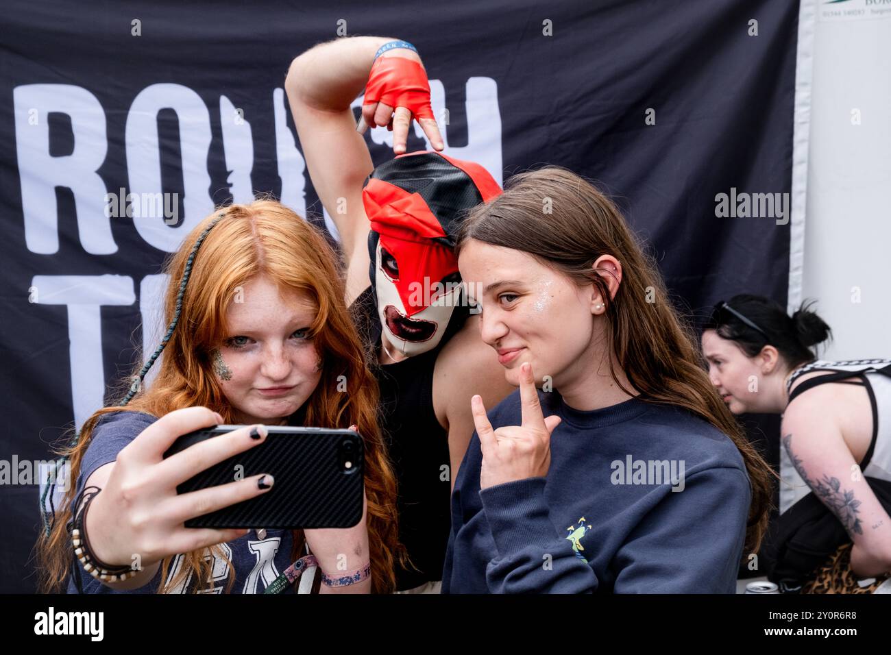 LYNKS, MEETING FANS, 2024 : L'artiste musical LYNKS rencontre des fans à la tente Rough Trade. Troisième jour du Green Man Festival 2024 au Glanusk Park, Brecon, pays de Galles. Photo : Rob Watkins. INFO : LYNKS est un artiste britannique connu pour ses performances théâtrales audacieuses et sa musique floue. Fusionnant des influences électroniques, pop et punk, LYNKS offre des paroles satiriques et humoristiques avec des rythmes énergiques, créant un son incroyablement queer et excentrique qui défie les conventions. Banque D'Images