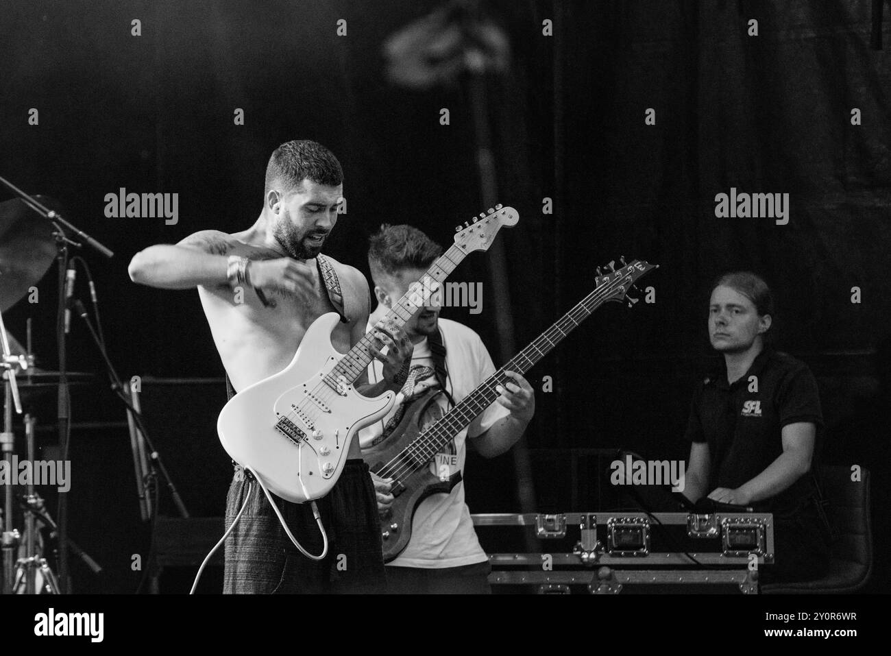 MARUJA, CONCERT, 2024 : Harry Wilkinson du groupe Maruja joue les nouveaux groupes Rising Stage. Troisième jour du Green Man Festival 2024 à Glanusk Park, Brecon, pays de Galles, le 17 août 2024. Crédit : Rob Watkins. INFO : Maruja est un groupe britannique connu pour sa fusion intense de jazz, post-punk et rock alternatif. Leur musique est caractérisée par des rythmes complexes, des riffs de guitare pilotants, et des voix brutes et émotionnelles, créant un sombre, un son dynamique qui repousse les limites du genre. Banque D'Images