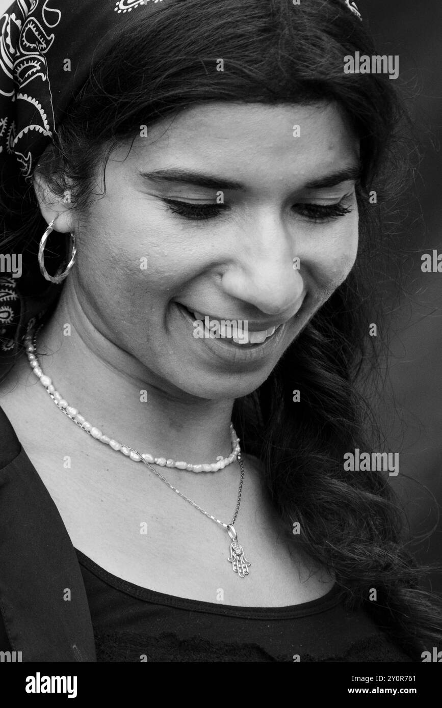 NABIHAH IQBAL, PORTRAIT FRANC, 2024 : la chanteuse Nabihah Iqbal rencontre des fans à la tente Rough Trade. Troisième jour du Green Man Festival 2024 à Glanusk Park, Brecon, pays de Galles, le 17 août 2024. Photo : Rob Watkins. INFO : Nabihah Iqbal est une musicienne, DJ et productrice britannique connue pour son mélange éclectique de musique électronique, post-punk et ambiante. Avec une formation en ethnomusicologie, elle insuffle à son travail diverses influences mondiales, créant des pistes atmosphériques et introspectives qui défient les conventions musicales. Banque D'Images