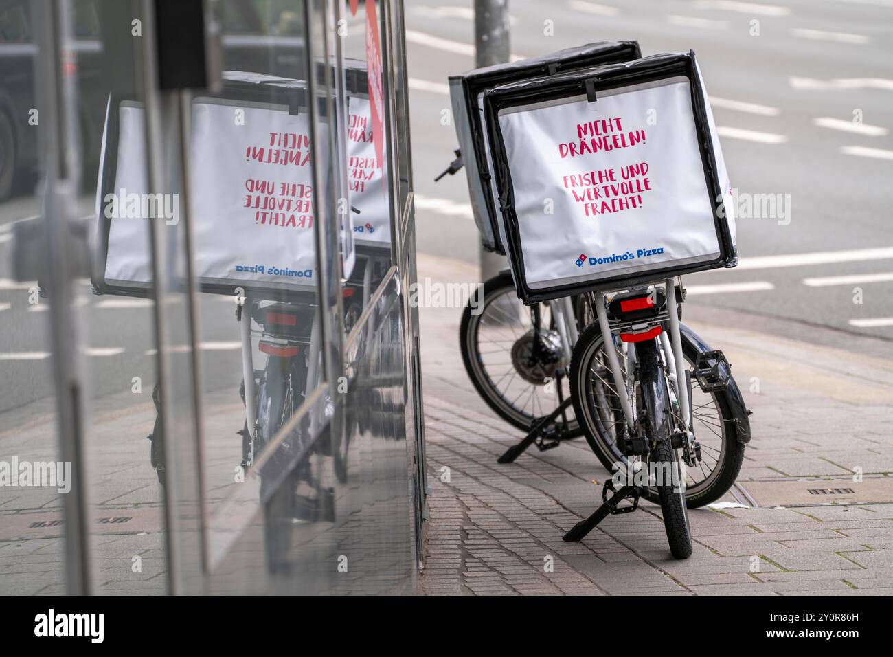 Vélo cargo, vélo de livraison, service de livraison de la chaîne de pizzeria Domino's Pizza, Banque D'Images