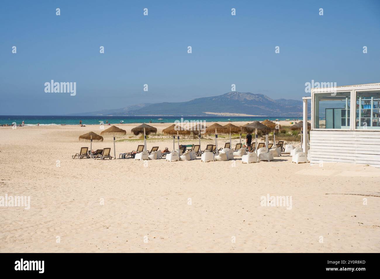 Tarifa, Chiringuito Beach Bar Restaurant par une journée ensoleillée d'été, Costa de la Luz, Andalousie, Espagne Banque D'Images