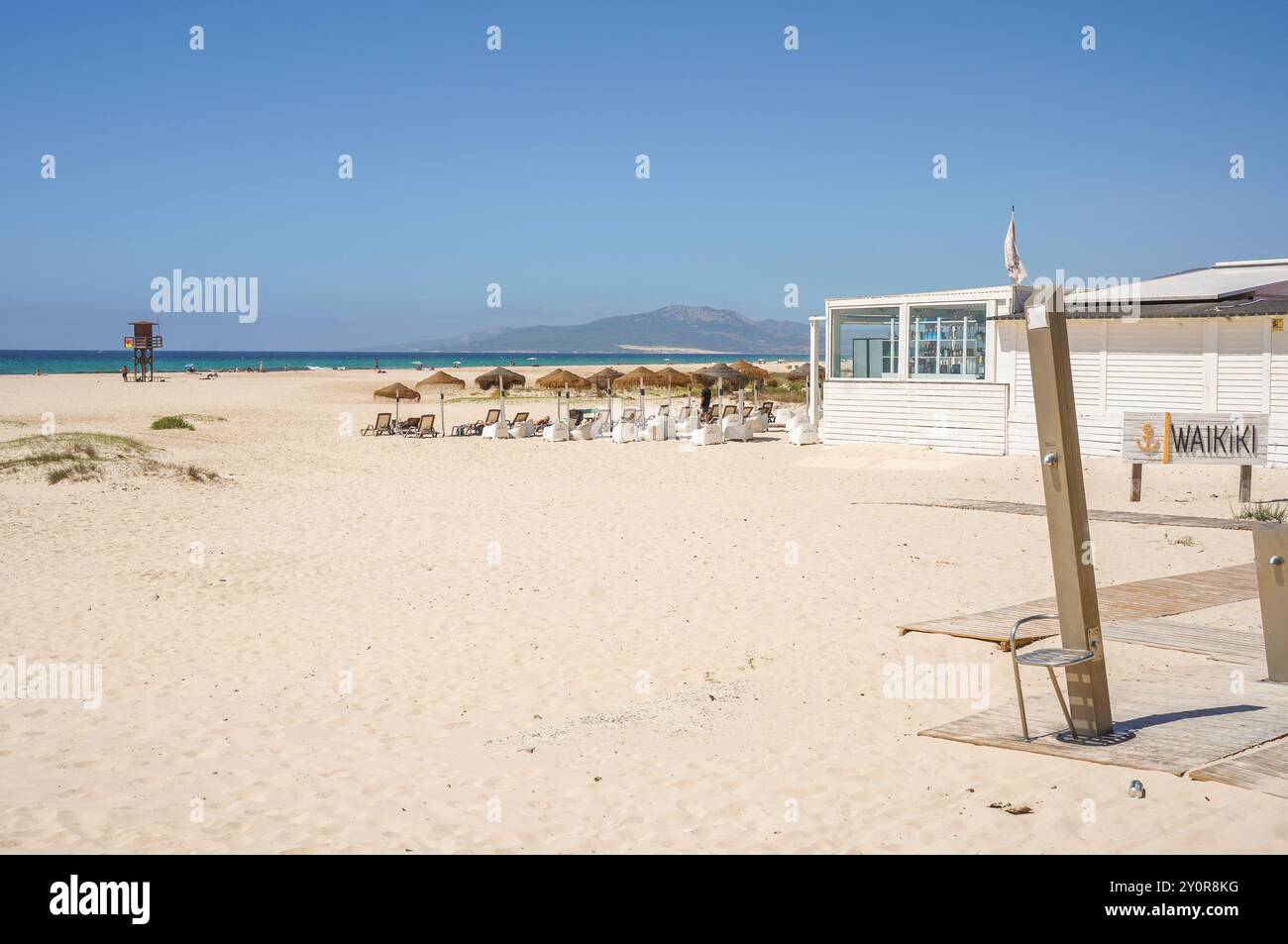 Tarifa, Chiringuito Beach Bar Restaurant par une journée ensoleillée d'été, Costa de la Luz, Andalousie, Espagne Banque D'Images