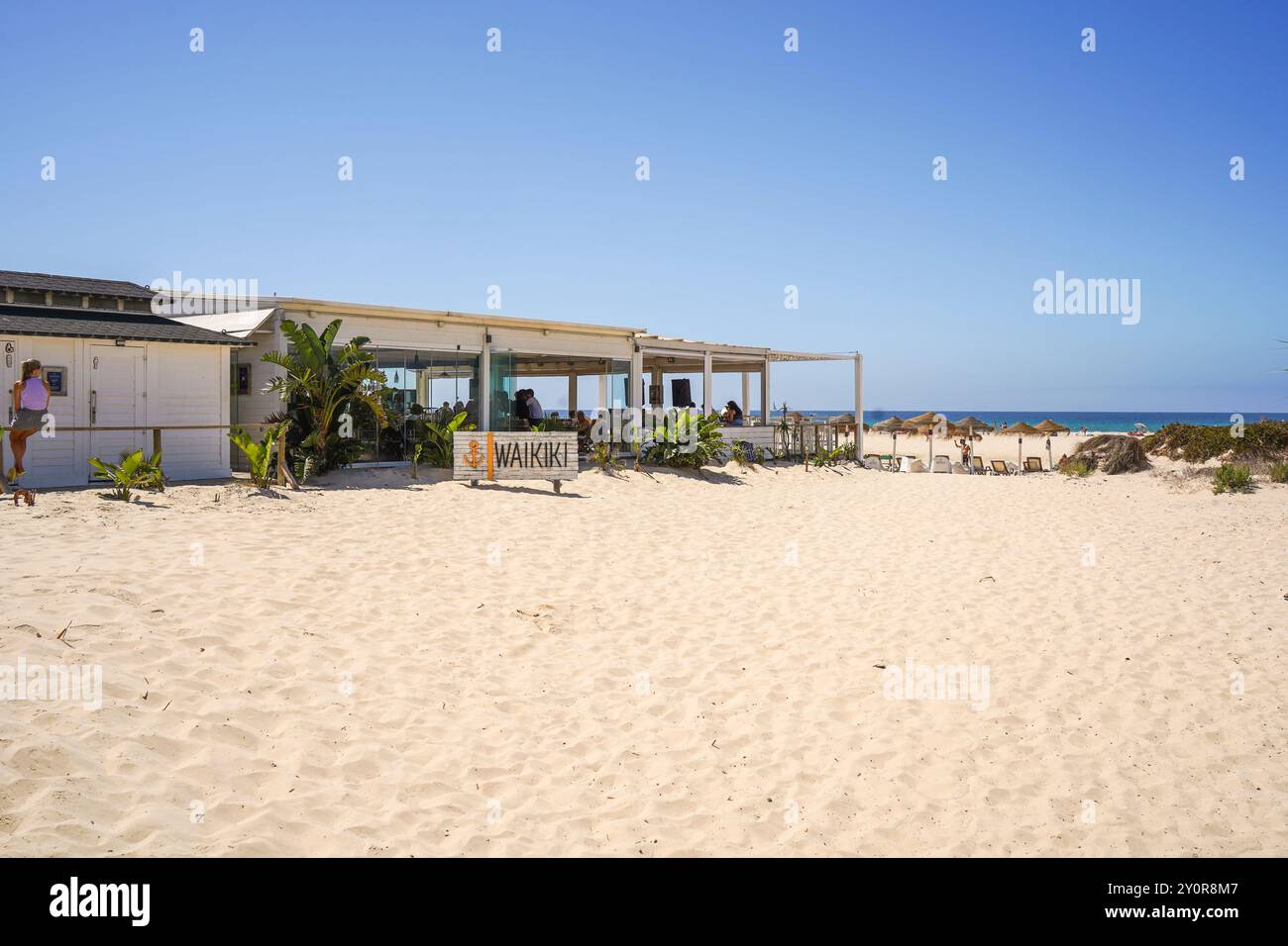 Tarifa, Chiringuito Beach Bar Restaurant par une journée ensoleillée d'été, Costa de la Luz, Andalousie, Espagne Banque D'Images