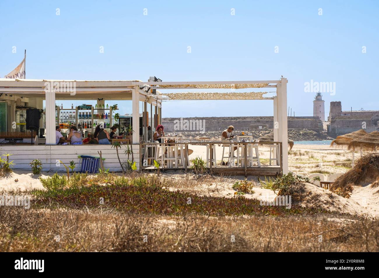 Tarifa, Chiringuito Beach Bar Restaurant par une journée ensoleillée d'été, Costa de la Luz, Andalousie, Espagne Banque D'Images