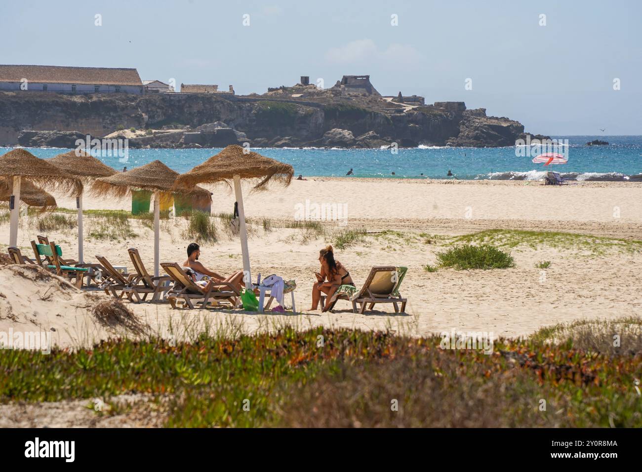 Tarifa, Chiringuito Beach Bar Restaurant par une journée ensoleillée d'été, Costa de la Luz, Andalousie, Espagne Banque D'Images