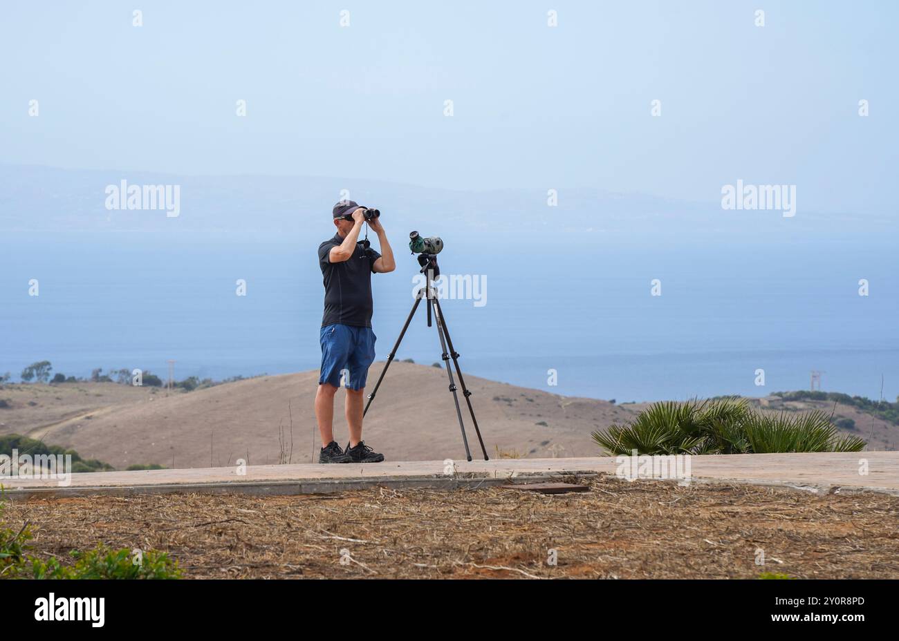 Ornithologue à Cazalla Watchpoint près de Tarifa, détroit de Gibraltar, Andalousie, Espagne. Banque D'Images