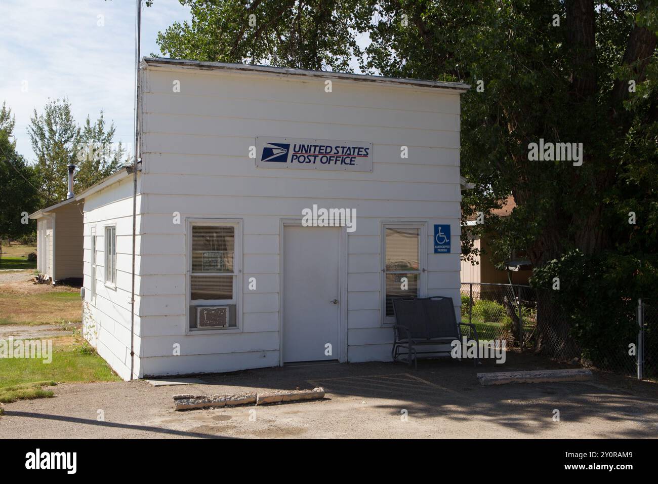 Un petit bureau de poste rural est ouvert quatre heures par jour du lundi au samedi. De nombreux bureaux de ce type ont fermé leurs portes et conservent le code postal. Musselshell, Montana Banque D'Images