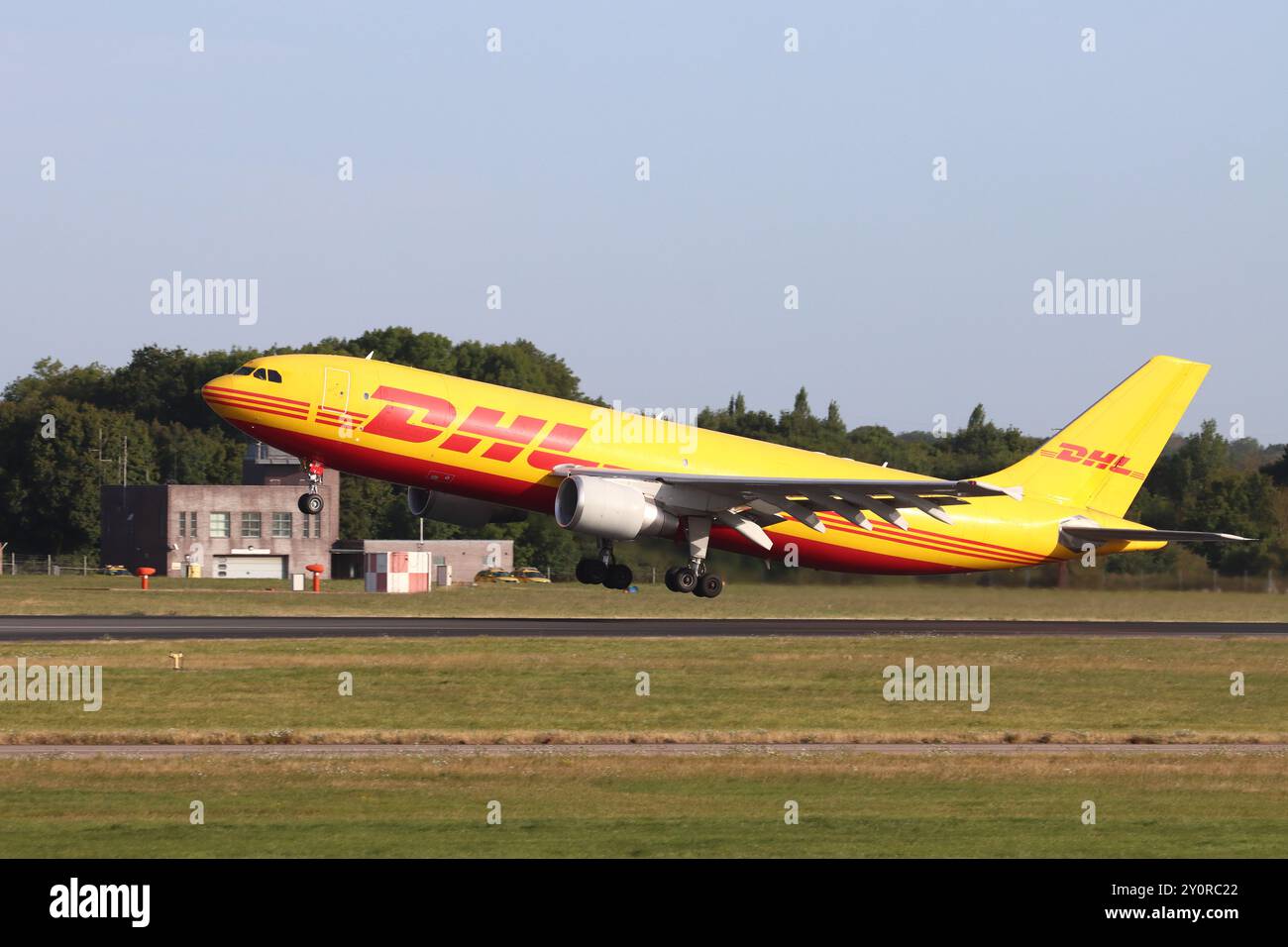 D-AZMP, DHL Aviation, Airbus A300-600(F) au départ de l'aéroport de Londres Stansted, Essex, Royaume-Uni le 21 août 2024 Banque D'Images
