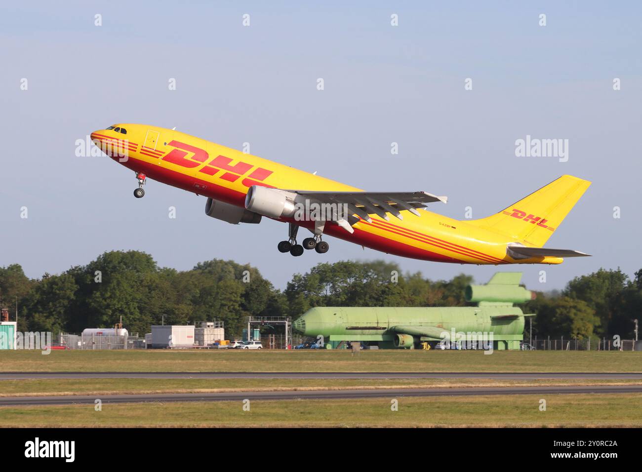 D-AZMP, DHL Aviation, Airbus A300-600(F) au départ de l'aéroport de Londres Stansted, Essex, Royaume-Uni le 21 août 2024 Banque D'Images