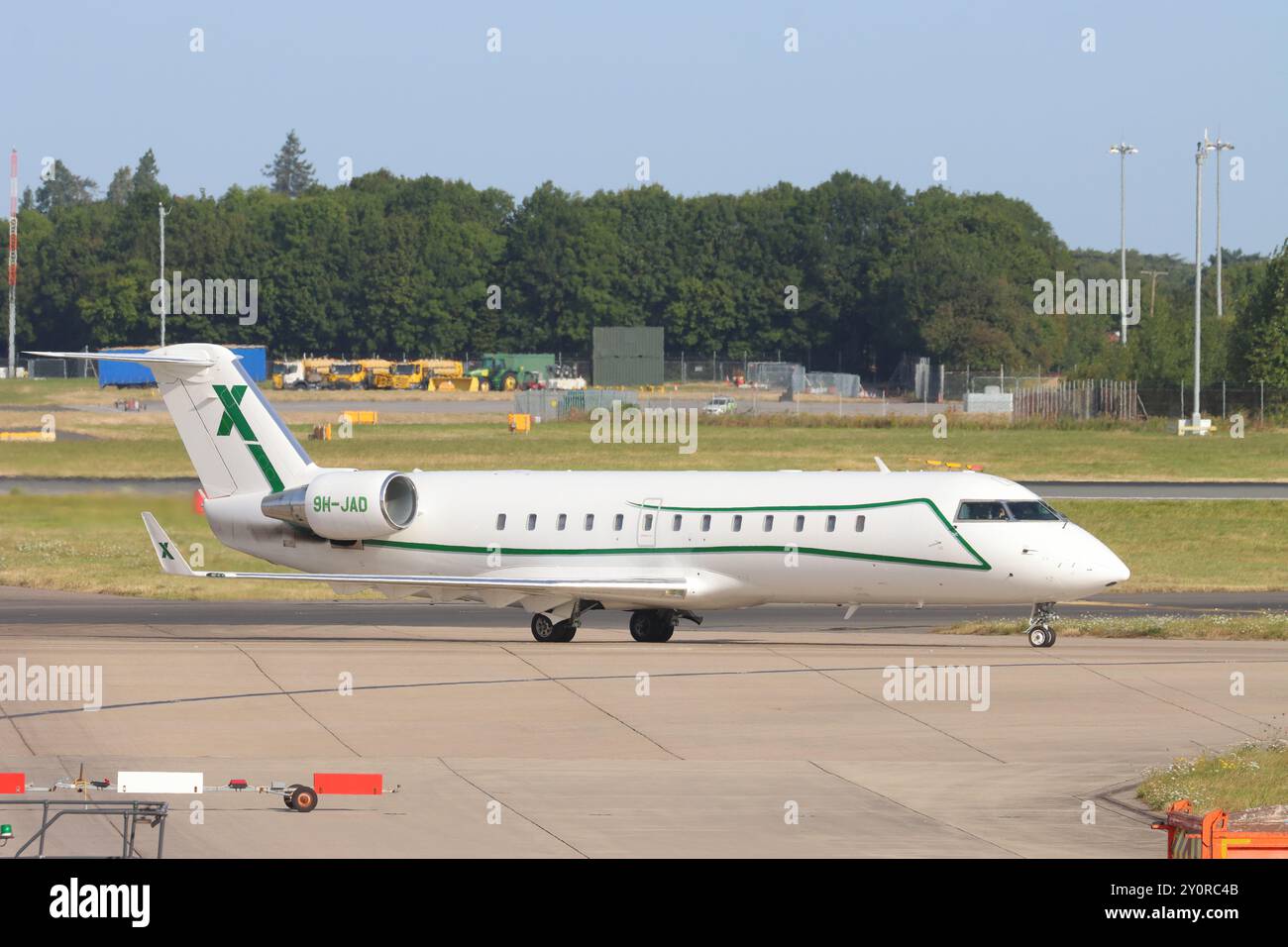 9H-JAD, AirX Charter, Bombardier CRJ-200, au départ de l'aéroport de Londres Stansted, Essex, Royaume-Uni, le 21 août 2024 Banque D'Images