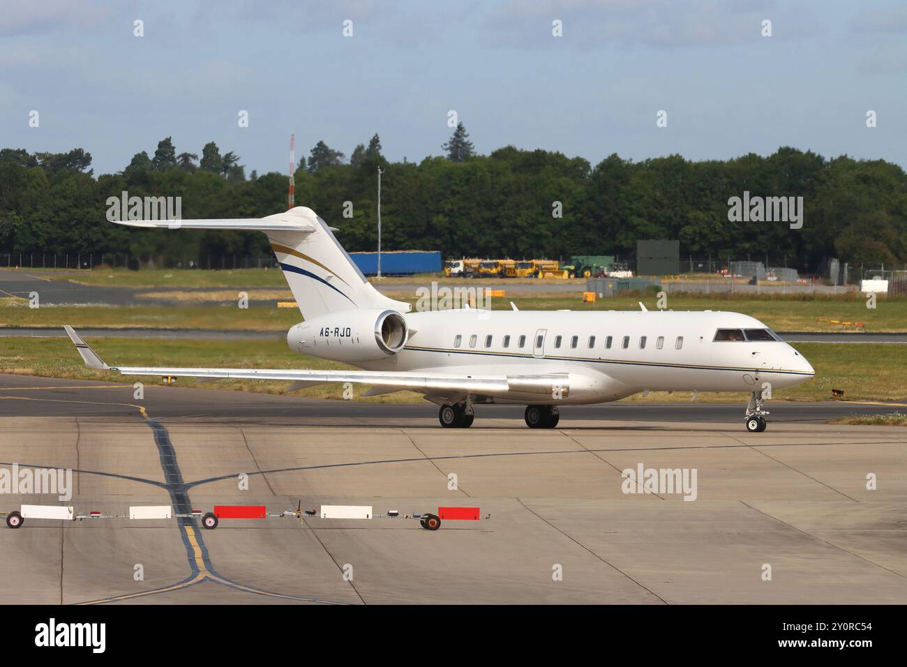 A6-RRD, Rotana Jet Aviation, Embraer ERJ-145, départ de l'aéroport de Londres Stansted, Essex, Royaume-Uni le 21 août 2024 Banque D'Images