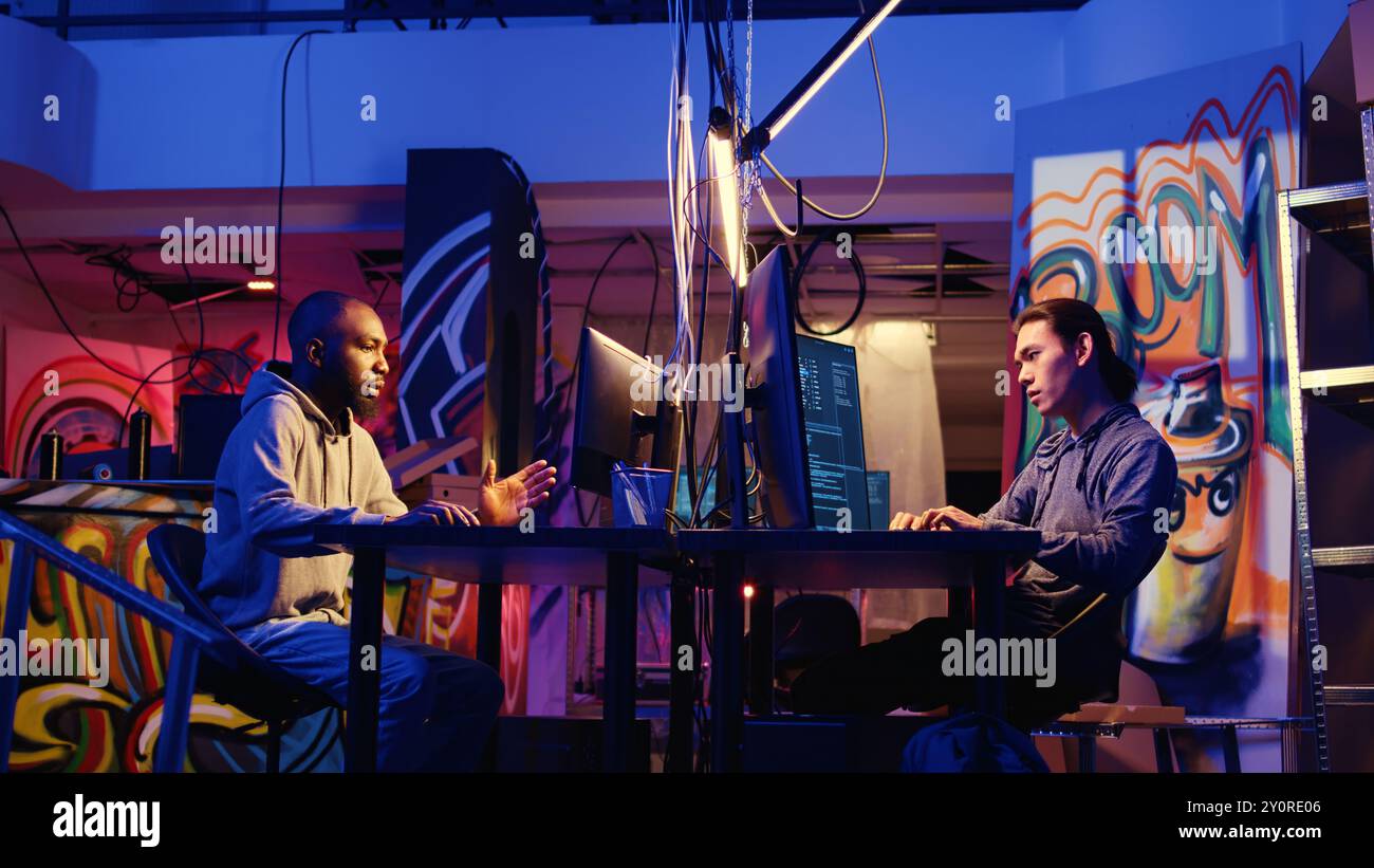 Les pirates qui quittent leur domicile après avoir essayé toute la journée de pirater des logiciels et des jeux vidéo, contournant les mesures anti-sabotage mises en œuvre par les entreprises qui tentent de protéger leurs produits Banque D'Images