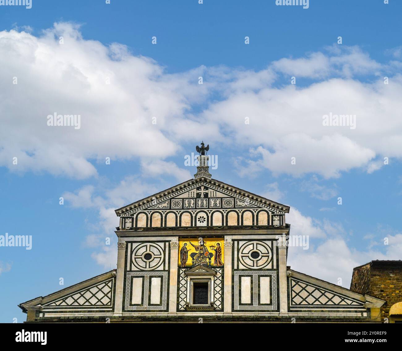 Partie haute de la basilique médiévale de San Miniato al Monte contre ciel nuageux bleu, Florence, Toscane, Italie Banque D'Images