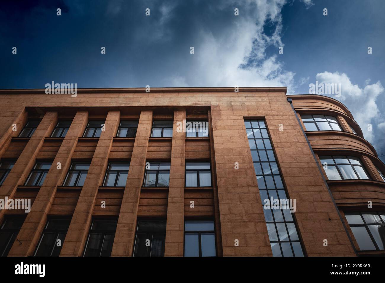 Façade d'un immeuble d'affaires des années 1930 à Riga, Lettonie, présentant une architecture moderniste typique de l'époque. Banque D'Images