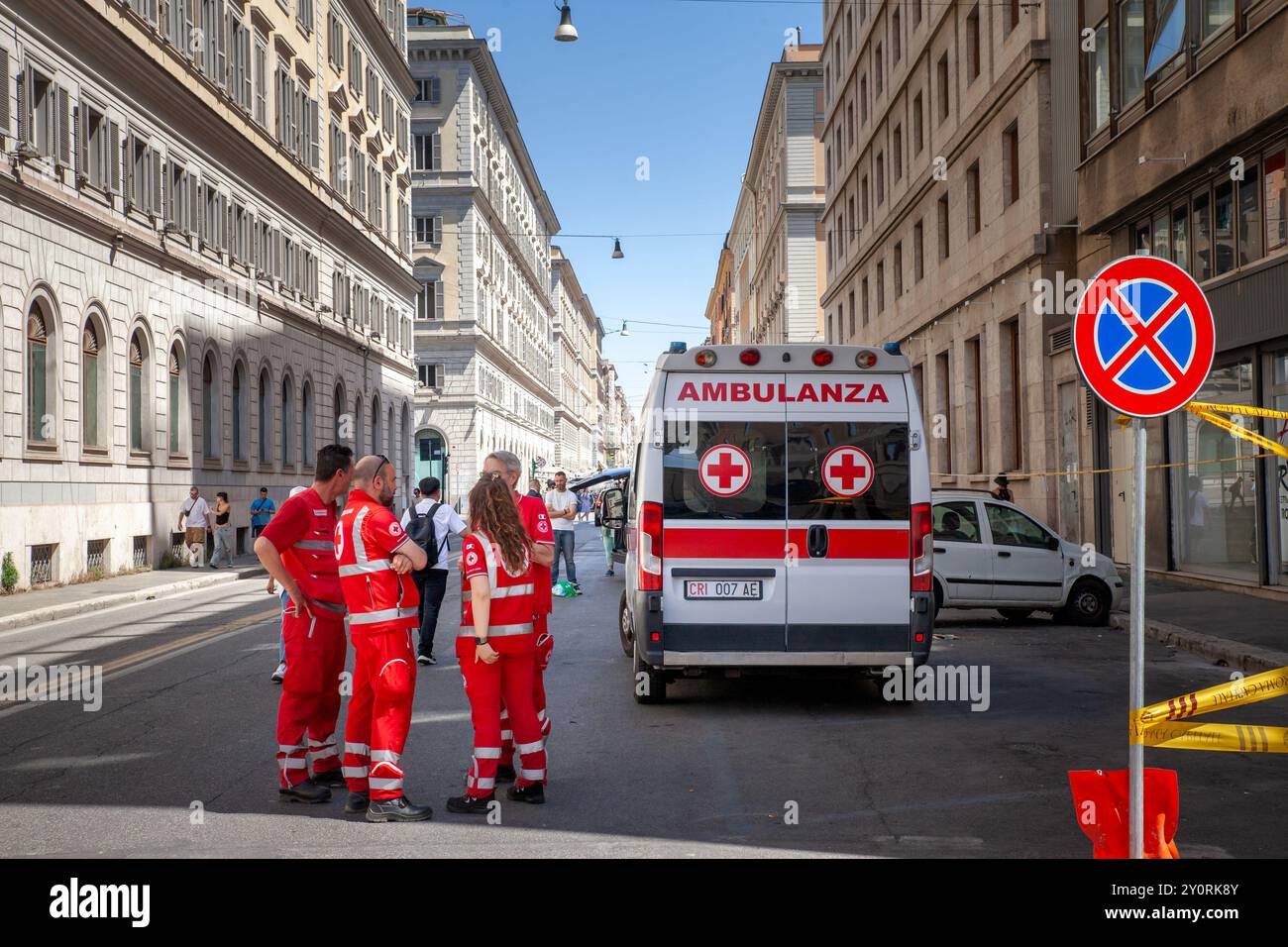 ROME, ITALIE - 15 JUIN 2024 : ambulance de la Croix-Rouge italienne dans le centre-ville de Rome. Les services d'urgence interviennent dans une zone urbaine très fréquentée, debout lu Banque D'Images