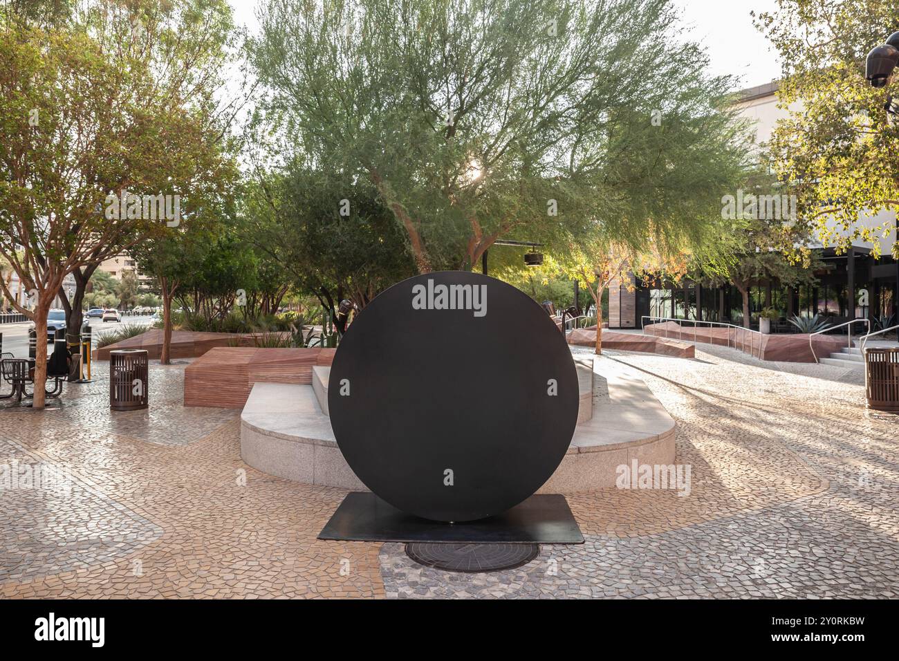 Un panneau noir rond vide minimaliste dans un parc urbain sur une place en amérique, offrant une toile vierge pour la publicité ou la messagerie publique. Banque D'Images