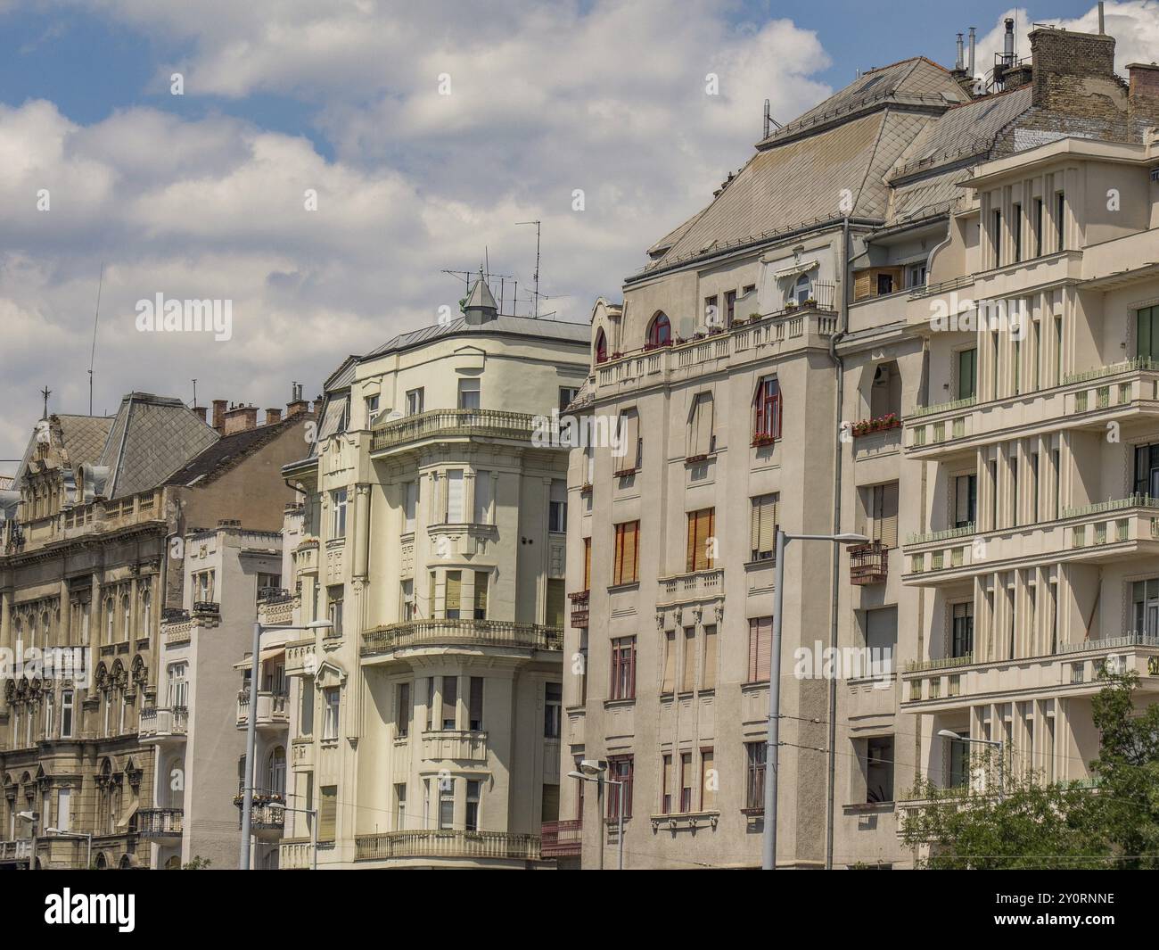 Paysage urbain avec des bâtiments historiques sous un ciel partiellement nuageux, Alpes, Autriche, Europe Banque D'Images