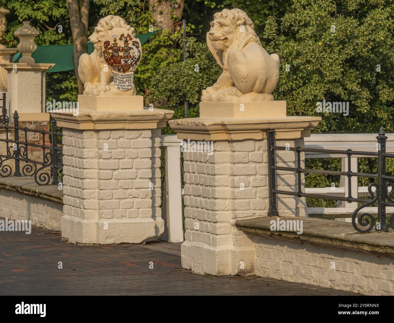 Détail d'un parapet historique avec statues de lion, balustrades et éléments de construction blancs, atmosphère ensoleillée, dornum, frise orientale, allemagne Banque D'Images