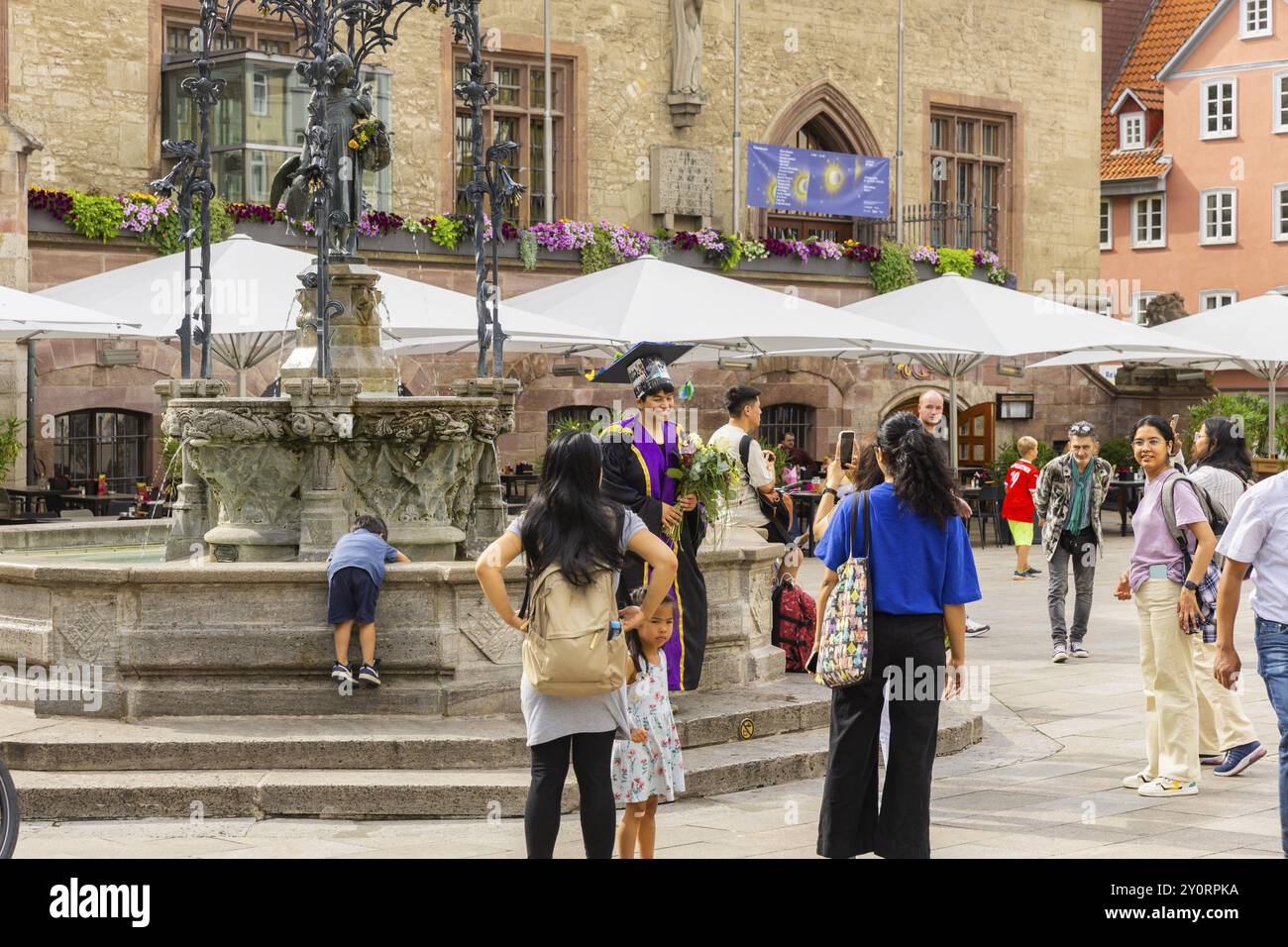 La fontaine Gaenseliesel est un marché et une fontaine ornementale sur la place du marché en face de l'ancien hôtel de ville dans le centre-ville de Goettingen en L. Banque D'Images