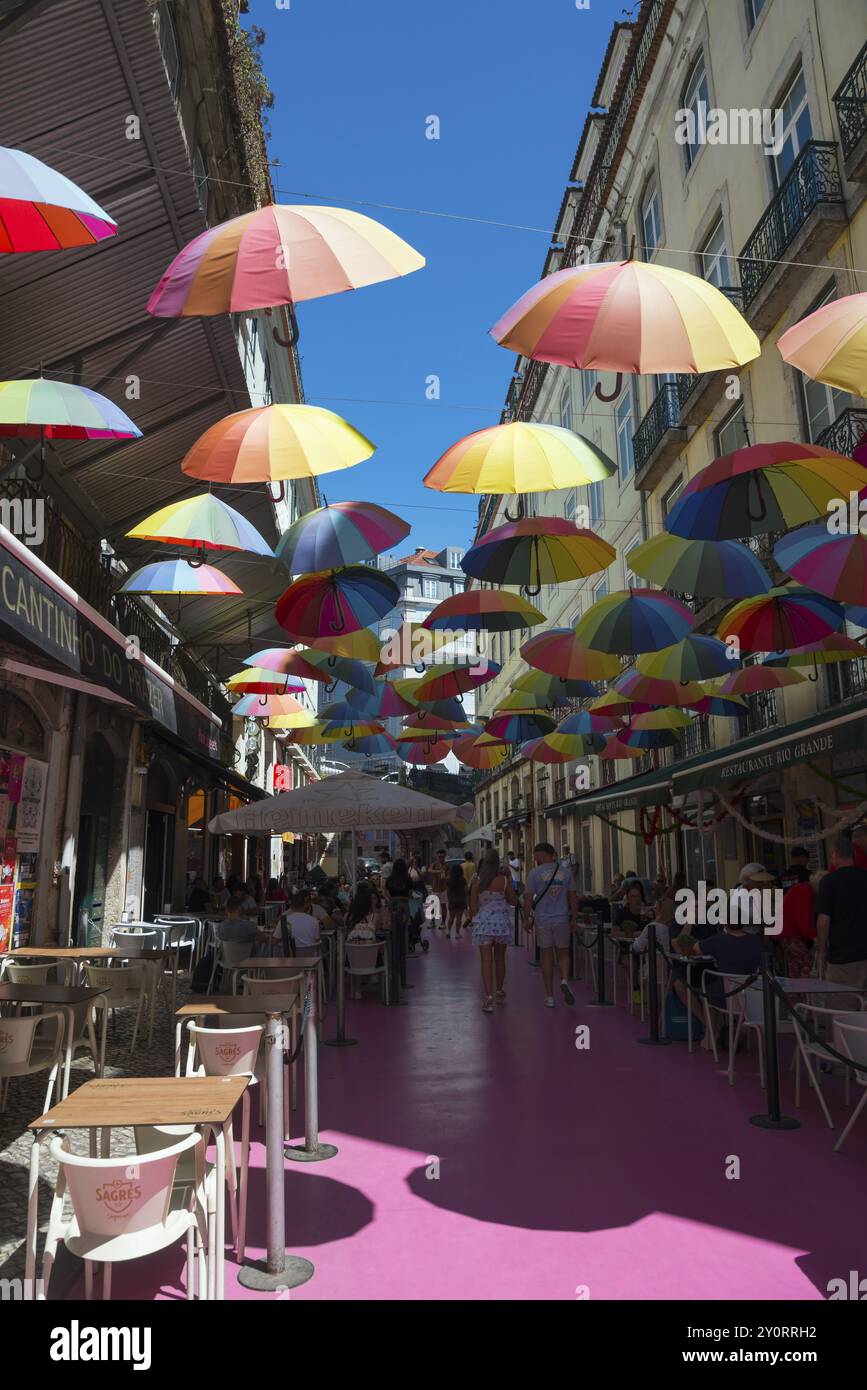 Rue avec des parasols colorés au-dessus des tables de café et les gens sous un ciel bleu clair, rue rose, Rua Nova do Carvalho, Lisbonne, Lisboa, Portugal, Europ Banque D'Images