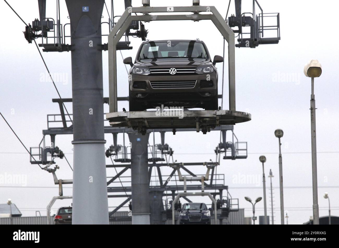 Bratislava, 05.10.2010, VW Touareg les véhicules utilitaires sport sont transportés par un ascenseur d'une chaîne de montage aux terrains d'essai de l'usine Volkswagen AG Banque D'Images