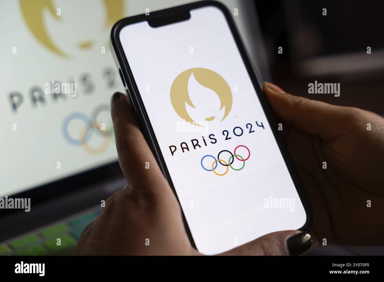 Dans cette illustration photo, le logo olympique de Paris 2024 affiché sur un smartphone Banque D'Images