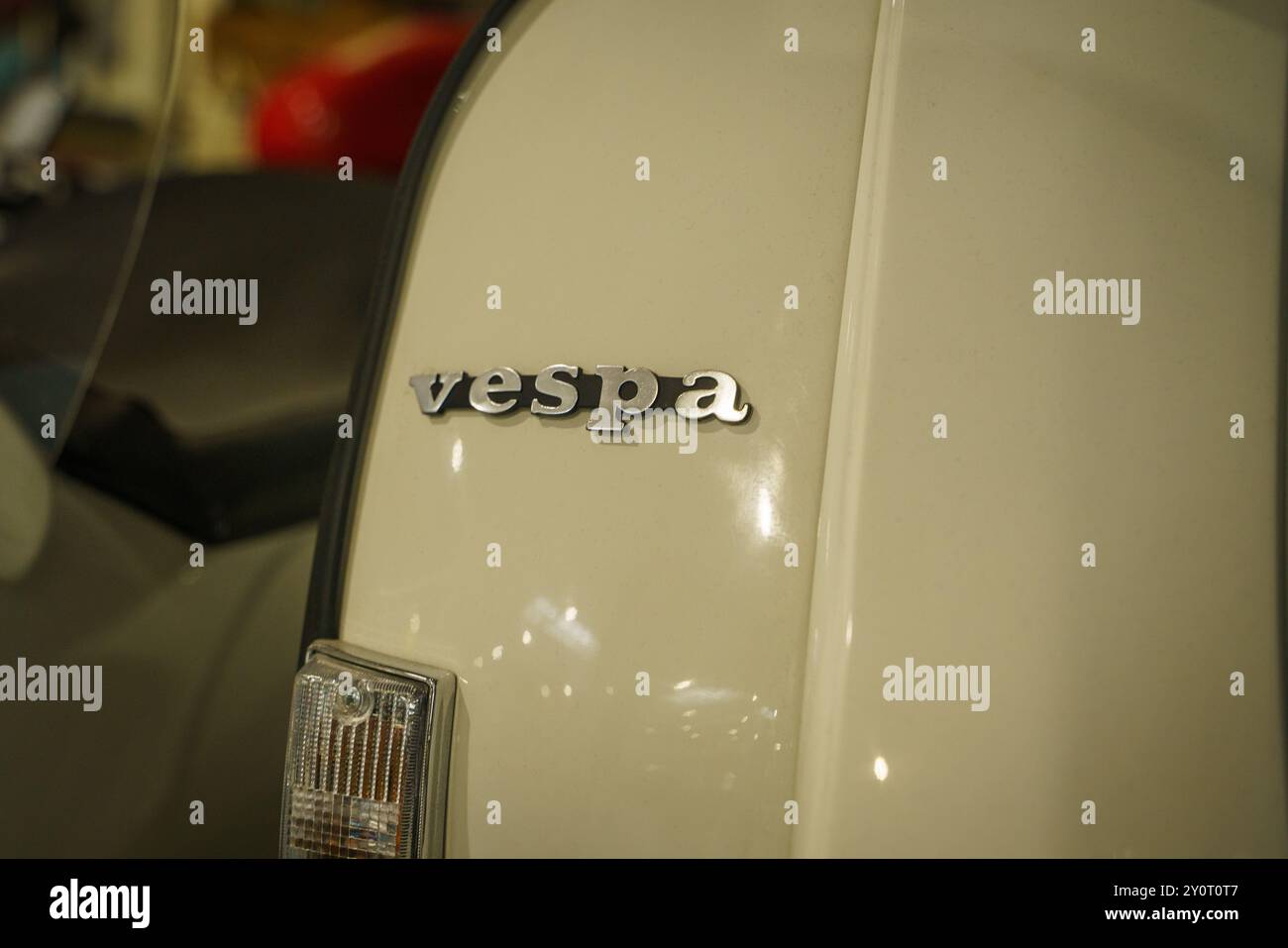 Scooter Vespa blanc avec bandes de drapeau italien et Sidecar Banque D'Images