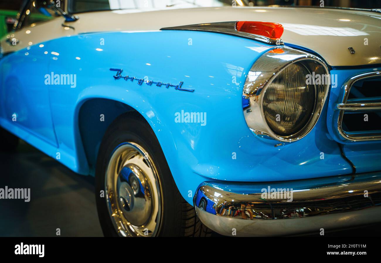 Voiture vintage Borgward bleue et blanche avec détails chromés Banque D'Images