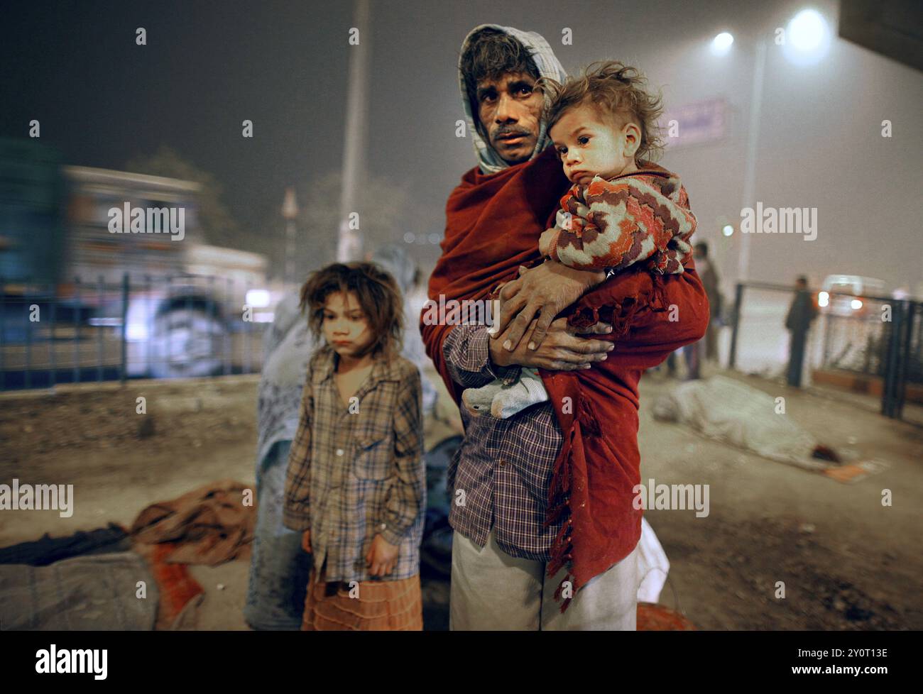 New Delhi, Inde, 21.01.2010, Une famille de sans-abri cherche un endroit pour dormir sous un pont, Inde, Asie Banque D'Images