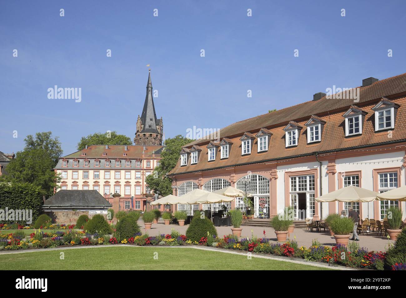 Orangerie baroque avec jardin d'agrément et tour du château, Erbach, Hesse, Odenwald, Allemagne, Europe Banque D'Images