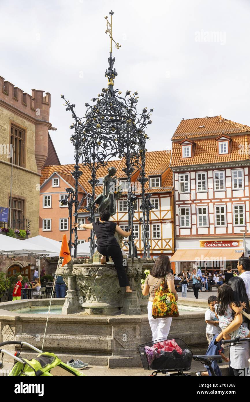 La fontaine Gaenseliesel est un marché et une fontaine ornementale sur la place du marché en face de l'ancien hôtel de ville dans le centre-ville de Goettingen en L. Banque D'Images