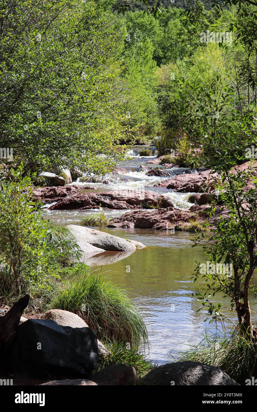 Vue de la cascade de la rivière Verde par le passage de Waterwheel près de Payson, Arizona. Banque D'Images