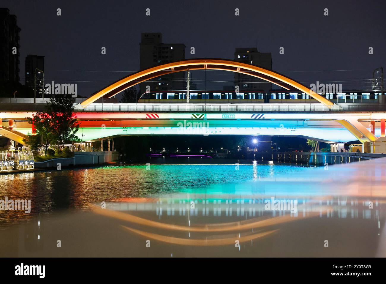 Un train de métro de Shanghai passe devant le pont routier de Kaixuan sur Wanhangdu Road dans le district de Changning, Shanghai, dans la soirée du 2 septembre 2024. Shanghai, Chine.2nd septembre 2024.ces dernières années, Shanghai a continuellement exploré l'activation et la gestion des espaces sous les ponts. Dans le même temps, il a transformé les espaces situés sous les ponts le long de la rivière Suzhou en espaces publics multifonctionnels et de haute qualité pour attirer les citoyens et les touristes. Crédit : Yin Liqin/China News Service/Alamy Live News Banque D'Images