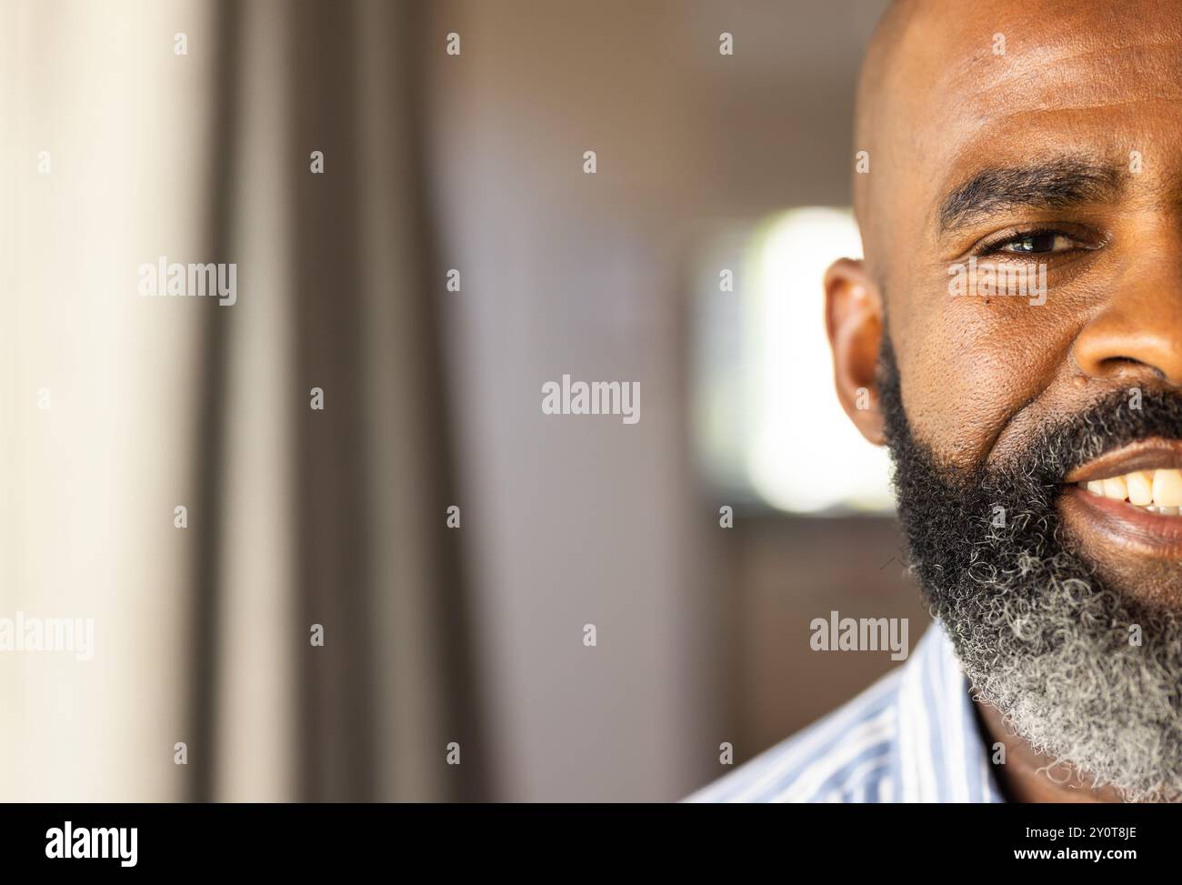 Homme senior afro-américain souriant avec la barbe à la maison, espace de copie Banque D'Images