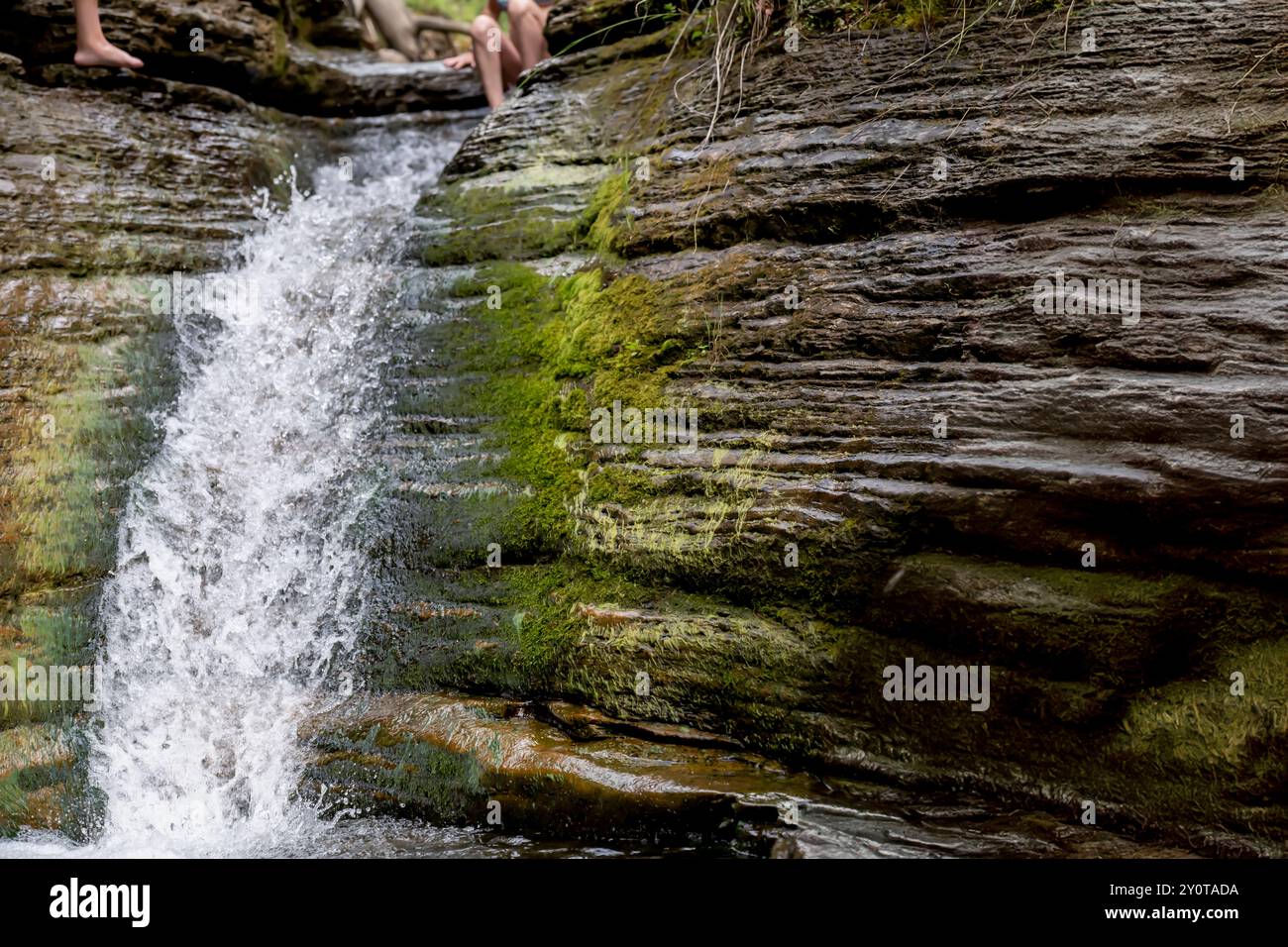 À l'intérieur de la baignoire Devils, chute d'eau et piscine tandis que les gens glissent dans Spearfish Canyon, Dakota du Sud Banque D'Images