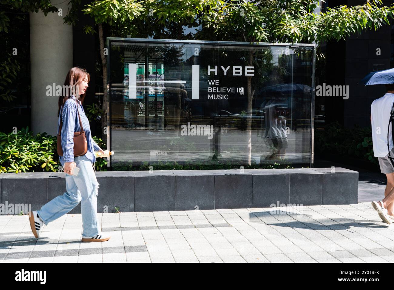 Séoul, Corée du Sud. 03 septembre 2024. Les gens passent devant le logo de Hybe devant le siège social de Hybe. Hybe Co., Ltd. est une multinationale sud-coréenne de divertissement créée en 2005 par Bang si-hyuk sous le nom de Big Hit Entertainment Co., Ltd. La société opère en tant que label de disques, agence de talent, société de production musicale, société de gestion d'événements et de production de concerts, et maison d'édition musicale. Crédit : SOPA images Limited/Alamy Live News Banque D'Images