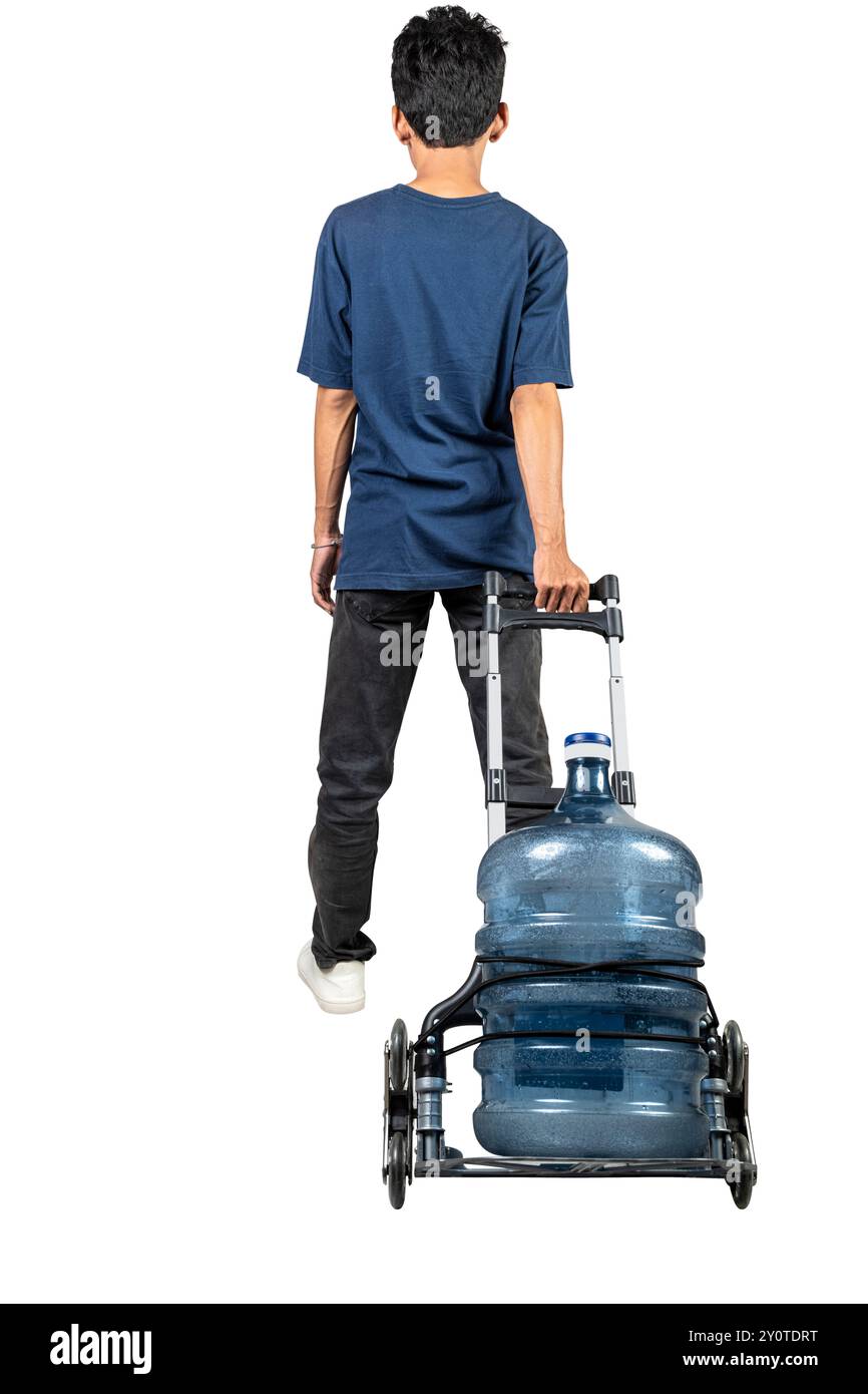 Un homme tire un chariot avec un gallon d'eau dessus. Le chariot est conçu pour transporter des bouteilles d'eau et est utilisé pour transporter la bouteille Banque D'Images